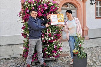 Duftende, blühende Frische-Offensive: Oederan wird ein Stück bunter - Marco Metzler (l.) vom Stadtmarketing sowie Cornelia Naumann (r.) vom Gewerbeverein Oederan freuen sich darüber, dass Oederan etwas bunter geworden ist. Foto: Knut Berger