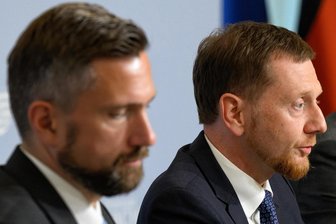 Dulig attackiert Kretschmer für Äußerungen zum Krieg in der Ukraine - Bei der Bewertung des Ukraine-Krieges seit Langem unterschiedlicher Meinung: Sachsens Ministerpräsident Michael Kretschmer (CDU/rechts) und sein zweiter Vize, Wirtschaftsminister Martin Dulig (SPD/links).