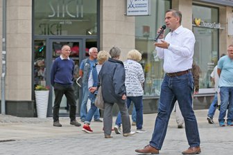 Dulig in Zwickau: "Im Internet sind alle Hemmschwellen gefallen" - Martin Dulig in der Zwickauer Innenstadt. Er will auf Tuchfühlung mit den Wählern gehen.