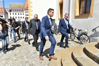Dulig zu Solarworld: "Wir wissen noch zu wenig" - Sachsens Wirtschaftsminister Martin Dulig (SPD; Mitte) auf dem Weg zum Krisengespräch im Freiberger Rathaus.