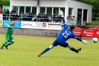 Dumm gelaufen: Merkur Oelsnitz büßt zeitige 2:0-Führung am Ende noch ein - Hier fällt fast das 3:0 durch Merkurs Andreas Knoll (links), doch der Ball verfehlt das Wilsdruffer Tor.