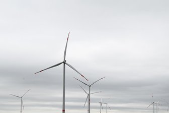 Dunkelflaute in Deutschland: Preis an Strombörse explodiert, erste Betriebe fahren Produktion zurück - Wenn Wind und Sonne ausbleiben, wird es schwer mit der Stromproduktion aus Erneuerbaren Energien. Wie derzeit.
