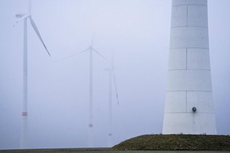 Dunkelflaute schlägt wieder zu: Wie groß ist die Gefahr, wenn Sonne und Wind um Sachsen einen Bogen machen? - Windpark im Nebel. Von Montag bis Mittwoch lieferten erneuerbare Energien nur einen geringen Anteil der Stromerzeugung in Deutschland.