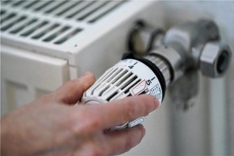 Anhand von Beispielen wurde erläutert, in welchem Ausmaß die Preissteigerungen für Strom und Gas auf die Kreisstadt durchschlagen. Foto: Marcus Brandt/dpa