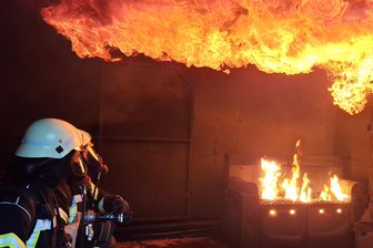 Dunkelheit, Rauch und 150 Grad: Feuerwehrleute trainieren in Flöha für den Ernstfall - In der Brandübungsanlage herrschten Temperaturen von bis zu 150 Grad.