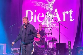Dunkle Blüten unter der Haut: Die Art und Freunde der italienischen Oper zaubern live in Zwickau - DIe Art im Alten Gasometer zum Tourauftakt in Zwickau.