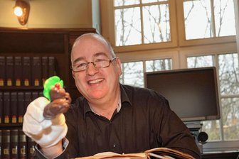 Dunkle Keller und flotte Texte: Die zweite Zwickauer Kindermuseumsnacht verspricht Begegnungen mit Helden - Benny Dressel, der Leiter des Stadtarchivs, stellt den Archivbücherwurm Jacob vor.