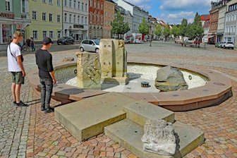 Dunkle Rathäuser, kalte Büros: So sparen westsächsische Kommunen Energie - Auch hier wird gespart: Die Stadt Werdau hat ihre Springbrunnen am Markt (Foto) und an der Weberstraße bereits abgeschaltet.