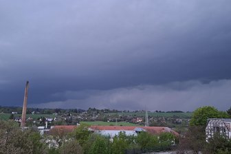 Dunkle Wolken über dem Vogtland: Mehrere Feuerwehreinsätze nach Starkregen und Gewitter - Erst kamen Dienstagabend dunkle Wolken, dann Starkregen. Die Folge: mehrere Feuerwehreinsätze.