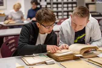 Dunkles Kapitel: Zwei 15-Jährige aus Plauen wollen über Heimerziehung in der DDR forschen - Die Zehntklässler Toni Dietz (links) und Yannik Schmidt recherchieren derzeit für ihre Facharbeit in Geschichte.
