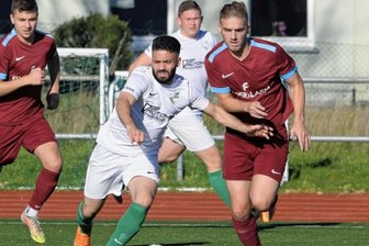 Duo ärgert Spitzenteams - Allah Yahya (l.), hier gegen den Zwickau Max Kässner im Kampf um den Ball, traf für die Thalheimer zur zwischenzeitlichen 1:0-Führung. Nach fünf Pleiten in Serie feierten die Erzgebirger beim 2:1 wieder einen Sieg.