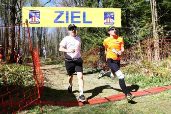 Duo aus Südamerika erklimmt Pöhlberg im Eiltempo - Andrés Alvares (links) aus Venezuela und Santiago Pineros Serrano aus Kolumbien fliegen gemeinsam durchs Ziel.
