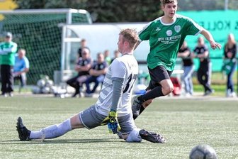 Duo ballert sich Richtung Vogtlandliga - Da schlägt es zum vierten Mal ein. Grünbach-Falkensteins Brandon Sandner (rechts) schiebt den Ball an Merkur-Torwart Simon Görtz vorbei zum 4:0. Am Ende siegte Grünbach-Falkenstein mit 5:0 und ist auf dem besten Weg, die Meisterschaft und damit den Aufstieg klar zu machen. 