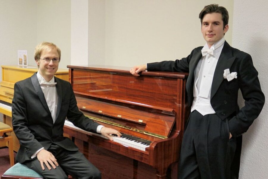 Duo begeistert mit Musik der Goldenen Zwanziger - Die "Zeitlosen" nennen sich Wolf (34, links im Bild) und Jonas Jandt (20) seit ihrem ersten Auftritt 2019.