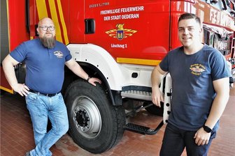 Duo bildet die neue Gemeindewehrleitung von Oederan - Julius Amrhein (r.) und Remo Tschee bilden die neue Gemeindefeuerwehrleitung von Oederan. 