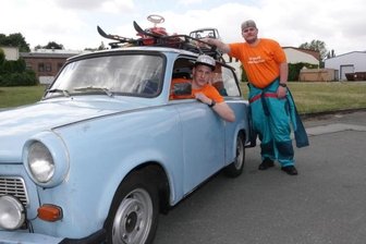 Duo fährt mit Trabi durch 13 Länder - Darius Pohle (links) und Paul Kunze starteten am Freitag ihre Tour am August-Hoch-Museum in Zwickau.