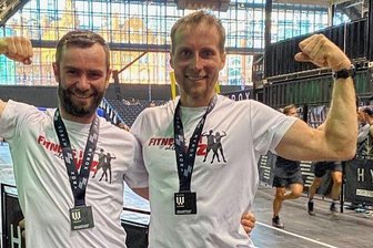 Duo genießt harte Tour in England - Lukas Fröhner (links) und Alexander Neubert haben bei der Hyrox-Weltmeisterschaft in Manchester Rang 9 unter 91 Teams belegt. 