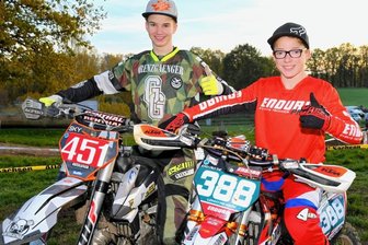 Duo ist im Gelände nicht zu bremsen - Sicherten sich mit konstant guten Leistungen Klassensiege in der Gesamtwertung des Enduro-Jugend-Cups Ost:Sky Dombrowski (links) aus Marienberg und der Krumhermersdorfer Lenny Reimer.