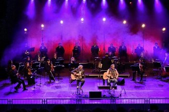 Duo liefert mitreißende Simon & Garfunkel-Show in Bad Elster - Bad Elster: Thomas Wacker (links) und Thorsten Gary traten im Naturtheater Bad Elster als Duo Graceland.