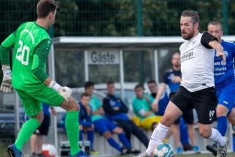 Duo liegt Kopf an Kopf an der Spitze - Gleich drei Treffer erzielte der Freiberger Maik Erler (r.) beim 4:0-Sieg gegen Barkas Frankenberg (mit Ole Bogatzki, l.) am 7. Spieltag. Mit elf Treffern ist Erler der bislang torhungrigste Spieler der Liga.