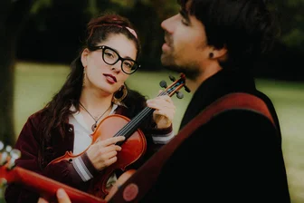 Duo Lina Bó bringt politischen Folk-Pop in den Chemnitzer Parksommer - 