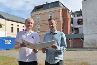 Duo richtet sich an gut betuchte Senioren: Eigentumswohnungen für die Zwickauer Innenstadt - KPM-Chef Tino Kermer und Architekt Michael Uhlig in der Baulücke.