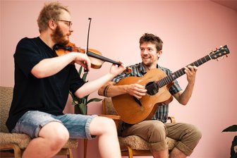 Duo spielt auf der Terrasse der Kevin Brewery in Zwickau - Das Duo Crepes Sucette konzertiert am Donnerstagabend auf der Terrasse der Kevin Brewery an der Seilerstraße 1 in Zwickau.