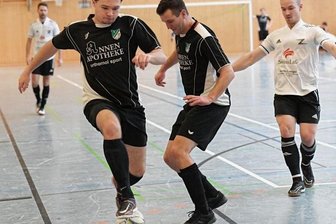 Duo verpasst Endrunde - Maximilian Schmidt (am Ball) und der BSV Zschopautal sind bereits in der Vorrunde des Erzgebirgshallencups ausgeschieden.