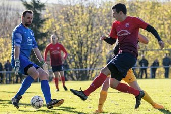 Duo winkt die Tabellenspitze - In Großwaltersdorf setzte es für die Geringswalder Fußballer die erste Saisonniederlage. Hier tunnelt Yannik Bellmann (r.) den Geringswalder Torwart Benjamin Klinger. Nun möchte das Team von Trainer Kevin Müller zurück in die Erfolgsspur.