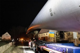 Durch 90-Grad-Kurve in Claußnitz: Spektakulärer Schwerlasttransport für Mittelsachsens höchste Windkraftanlage - Am Abzweig zur B 107 kommt der Transport für etwa 20 Minuten zum Stillstand, weil sich durch die Kälte festgefrorene Verkehrsschilder nicht entfernen lassen.