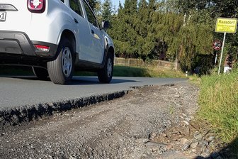 Durch B 92-Baustelle in Oelsnitz ist Raasdorf unter die Räder gekommen - Kraterlandschaften aufgrund fehlender Bankette am Ortseingang aus Richtung Tirschendorf.