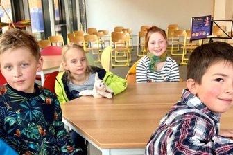 Durch neuen Glasanbau ist jetzt mehr Platz für alle - Konstantin, Lotta, Helene und Emil (von links) nehmen den neuen Mehrzweckraum gern in Beschlag.