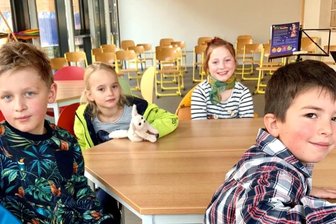 Durch neuen Glasanbau ist jetzt mehr Platz für alle - Konstantin, Lotta, Helene und Emil (von links) nehmen den neuen Mehrzweckraum gern in Beschlag.
