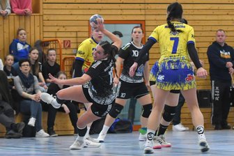 Durch Remis im Derby: Weißenborner Handballerinnen klettern auf Silberrang - Rotation-Kapitänin Julia Kiulies, die 7 Treffer erzielte, stand ihrer Mannschaft in den turbulenten Schlussminuten nicht mehr zur Verfügung.