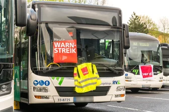Durchbruch bei Tarifverhandlungen: Streik im Busverkehr in Sachsen beendet - Auf dem Betriebshof des Regionalverkehr Erzgebirge RVE in Olbernhau am Gessingplatz standen Busse mit Warnstreik-Schildern.