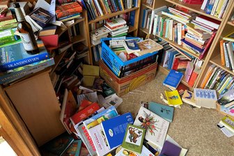 Durcheinander in der Bücher-Hütte in Hainichen: Video zeigt mutmaßliche Täter - sie können sich aber immer noch melden - Mutmaßlich drei Personen haben in der Bücher-Hütte das Chaos hinterlassen.