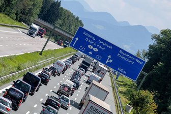 Durchfahrt verboten: Hier sollten Urlauber aus Sachsen Staus auf der Autobahn nicht umfahren - Und schon staut es sich: Wie hier auf der A 93 im Kreis Rosenheim. Ab dem heutigen Freitag sollte dort nur noch abfahren, wer einen guten Grund hat.