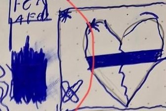 Durchgestrichenes Hakenkreuz in Chemnitzer Comenius-Grundschule: Zehnjähriger bekommt Schulverweis - Unter dem blauen Fleck war einmal ein durchgestrichenes Hakenkreuz. Der Zehnjährige aus Chemnitz wollte damit ein Statement setzen gegen Nazis. Er bekam einen Schulverweis, der inzwischen zurückgenommen wurde.