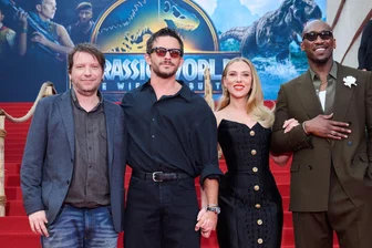 Durchnässte US-Stars: Jonathan Bailey, Scarlett Johansson und Mahershala Ali über die Dreharbeiten zu „Jurassic World“ - Regisseur Gareth Edwards, Jonathan Bailey, Scarlett Johansson und Mahershala Ali (von links) bei der Deutschlandpremiere des Films „Jurassic World: Die Wiedergeburt“ im Berliner Zoo Palast.