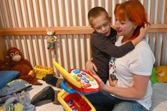 Durchs System gefallen: Neunjähriger Anton trotz Schulpflicht seit neun Monaten zu Hause - Peggy Rößler mit ihrem Sohn Anton, der mit Trisomie 15 geboren wurde und seit neun Monaten nicht in die Schule geht.