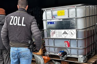 Durchsuchungen und Verhaftungen: Auch im Vogtland soll steuerfreies Schmieröl als Diesel verkauft worden sein - Ein Zollfahnder inspiziert das Warenlager des oberfränkischen Unternehmens.