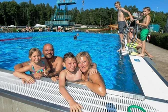 Durchwachsener Sommer trübt in und um Plauen die Badefreude - Familie Gierschner mit Mutter Daniela, Vater Markus, Sohn Tilmann und Tochter Marie konnten einen der sommerlichen Tage der diesjährigen Badesaison im Freibad Haselbrunn genießen. 
