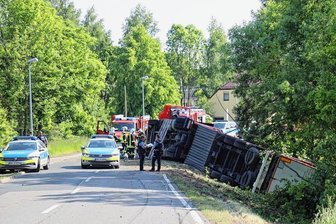 Durfte Unfalllaster am Sonntag auf der B 169 durch Frankenberg fahren? - Am Pfingstsonntag kippte auf der B 169 in Dittersbach dieser Lkw um. Die Unfallursache steht jetzt fest.
