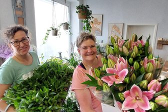 Durststrecke beendet: Wo in Plauen am Freitag ein neuer Blumenladen eröffnet wurde - Voller Herzlichkeit und mit Leidenschaft haben Sabrina Kaiser (links) und Nicole Landsberg das neue Floristikfachgeschäft in der Ostvorstadt eingerichtet.