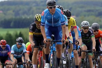 Durststrecke findet ein Ende - Gold gab es am Sonntag für Tom Lindner aus Niedercrinitz (vorn im Bild bei einem Rennen 2021 auf dem Sachsenring) nicht. Doch auch mit Platz 3 konnte er sehr gut leben.
