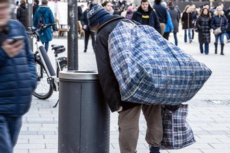 Dutzende Obdachlose: Das unsichtbare Problem im Erzgebirge - Flaschensammler finden sich zum Teil auch in größeren Städten im Erzgebirgskreis. Dabei muss es sich aber nicht immer zwangsläufig um Obdachlose handeln.