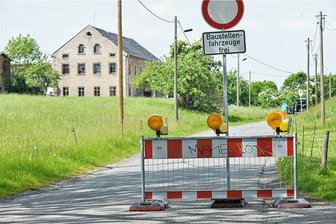 Dutzende Straßenbaustellen: An diesen Orten in Mittelsachsen gibt es auch nach Pfingsten Behinderungen - Zwischen Langhennersdorf und Seifersdorfer Rand geht zurzeit nichts. Autofahrer stehen vor einer Sperrscheibe. 