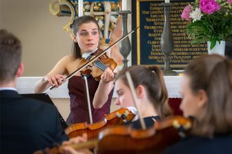 „Dvořák in Amerika“ steht auf dem Programm des Augustusburger Musiksommers - Charlotte Thiele war 2022 die umjubelte Solistin zum Musiksommerauftakt mit Vivaldis „Die 4 Jahreszeiten".