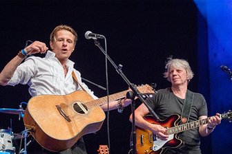 Dynamisches Duo und Band spielen „Gundermann“-Songs im Glauchauer Stadttheater - Alexander Scheer (l.) und Andreas Dresen stehen am Sonntag im Glauchauer Stadttheater auf der Bühne.