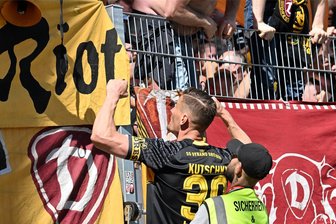 Dynamo-Coach Scholz vor Drittligaspiel gegen Verl: Wir wollen und müssen gewinnen - Dynamo-Kapitän Stefan Kutscke jubelt nach seine Führungstor in Regensburg vor den Dresdner Anhängern. Gegen Verl will die Mannschaft den Fans wieder einen Heimsieg schenken.